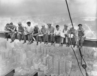 Illustration for article titled Roller Coaster Workers Recreate an Iconic 1932 Photo
